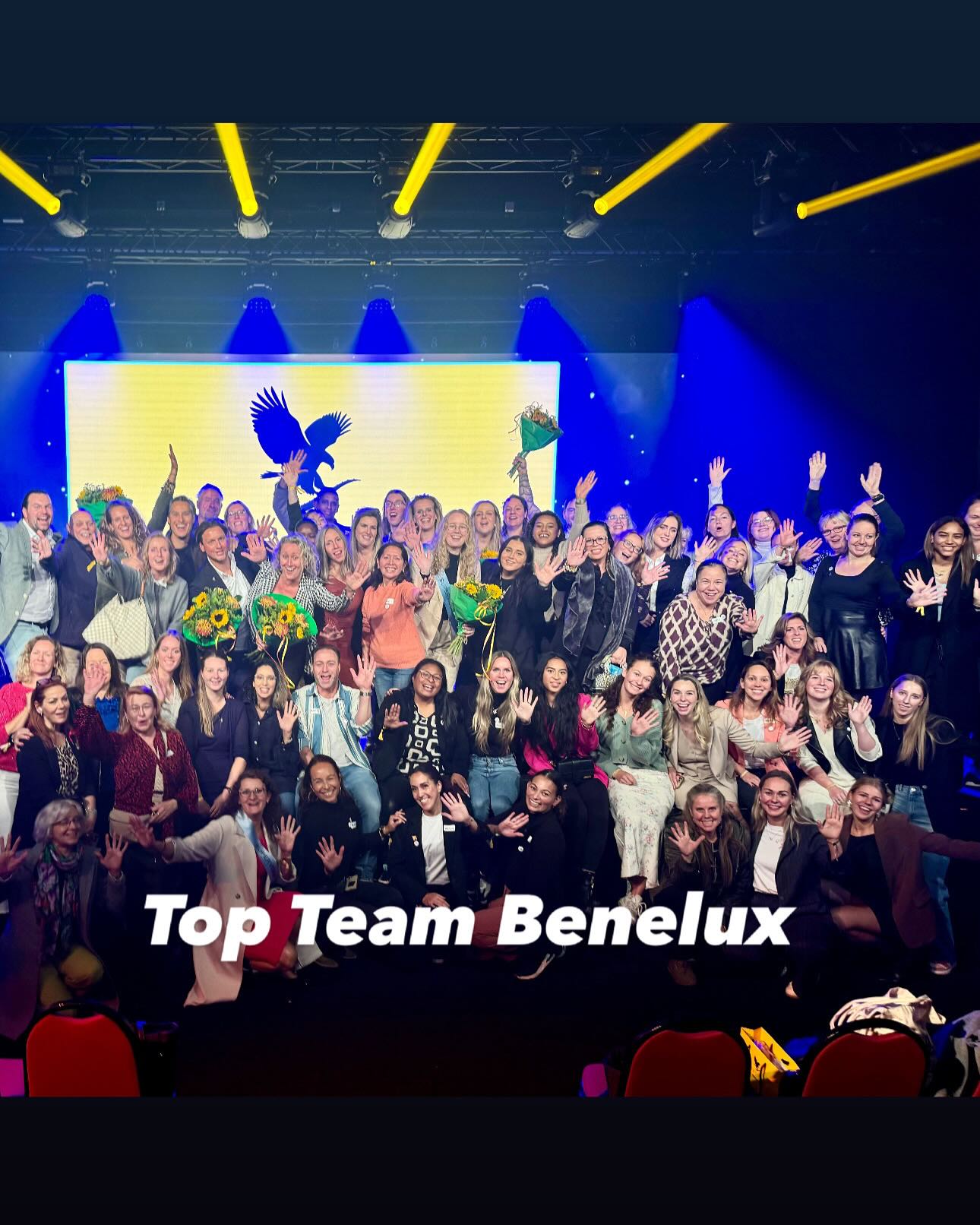 Top Team Benelux op het podium met bloemen en applaus