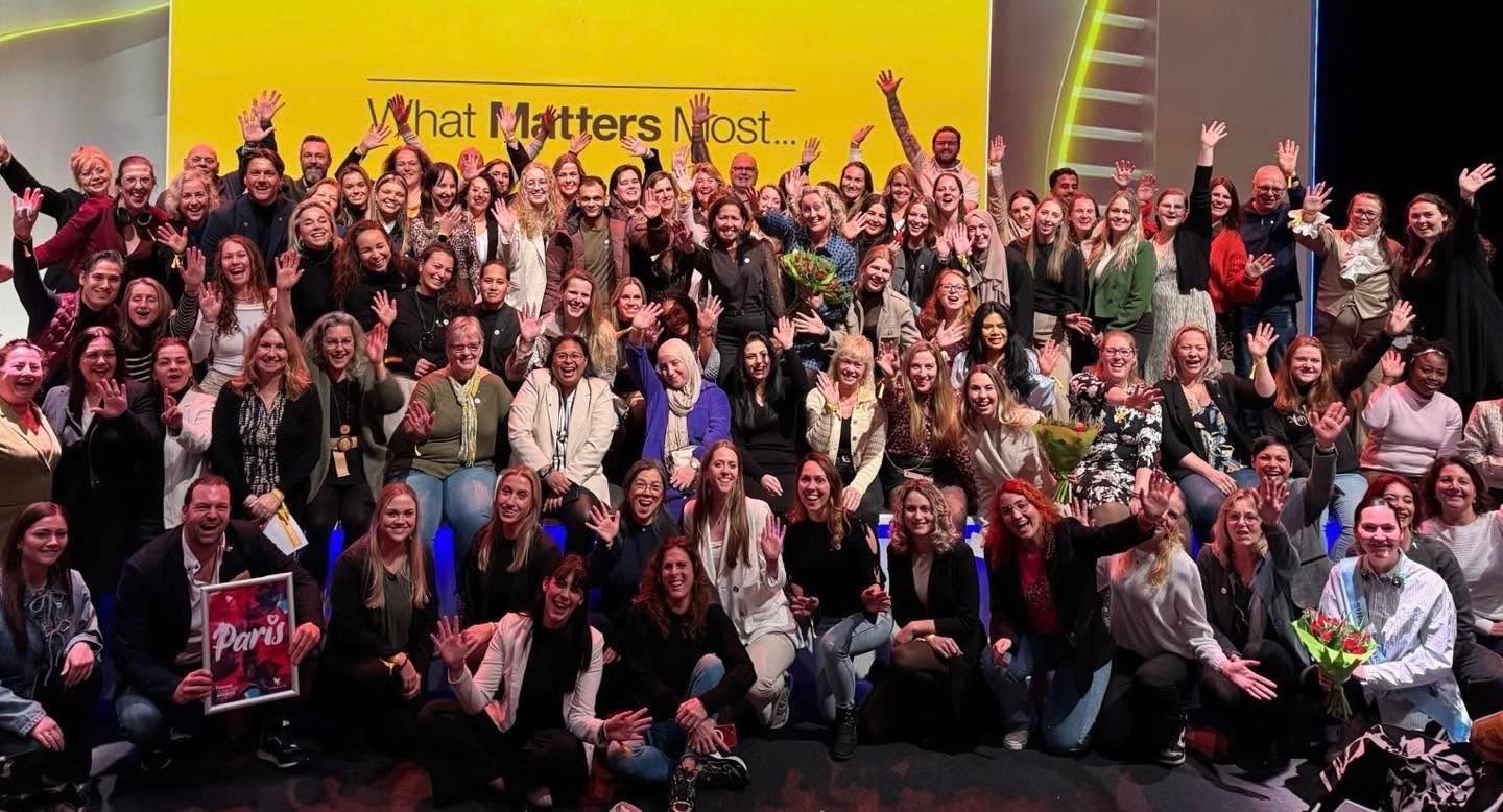 Honderden teamleden samen tijdens een 'What Matters Most' event